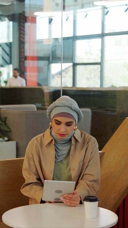 有关3C用品, 咖啡, 咖啡店的免费素材视频