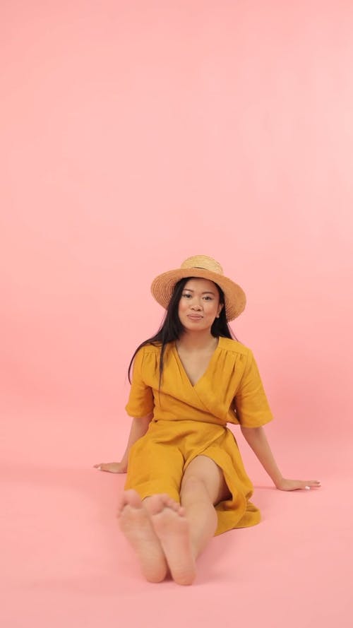 有关在地上, 坐, 垂直视频的免费素材视频