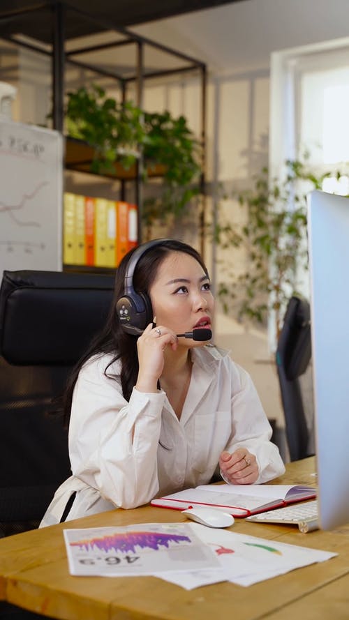 有关上班服, 坐, 垂直视频的免费素材视频