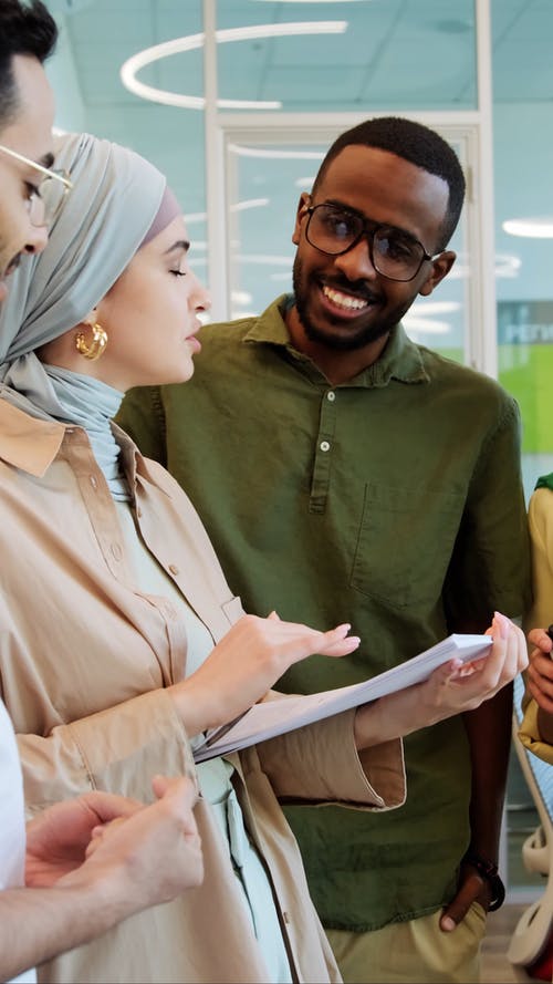 有关商量, 垂直视频, 多民族的免费素材视频