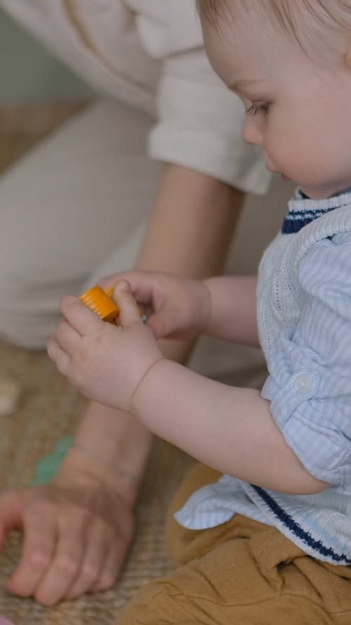 有关儿童, 垂直视频, 室内的免费素材视频