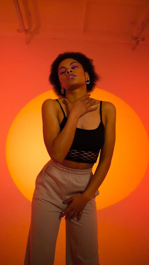 有关orange_background, 垂直视频, 女人的免费素材视频