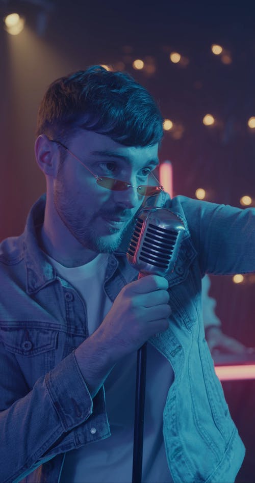 有关人, 唱歌, 垂直视频的免费素材视频