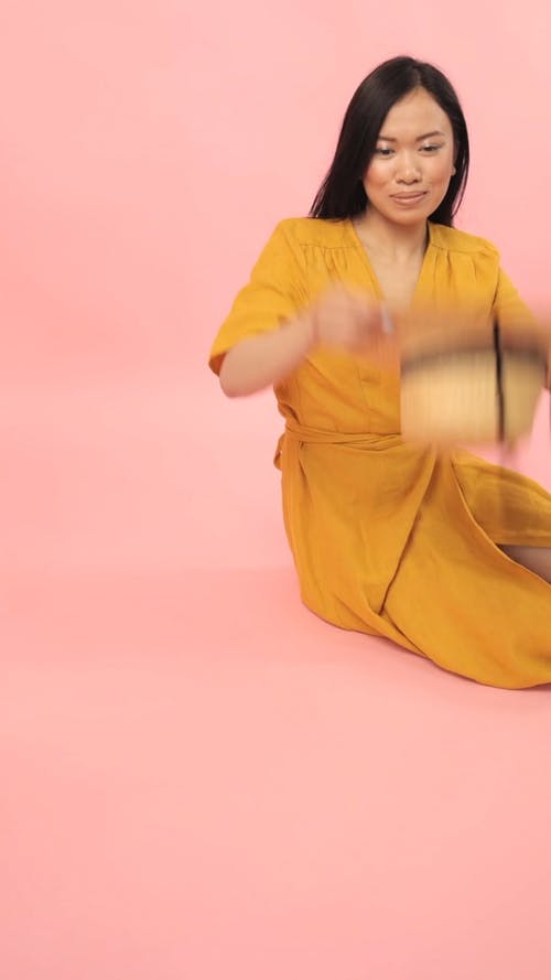 有关垂直视频, 女人, 室内的免费素材视频