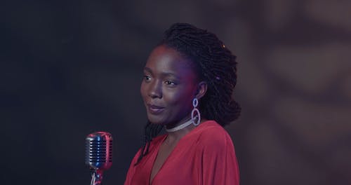 一个女人唱歌的视频 · 免费素材视频