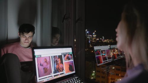 有关人, 在窗户旁边, 坐的免费素材视频