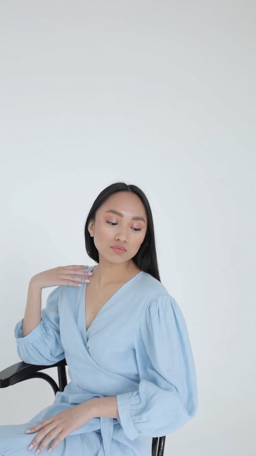 有关化妆, 坐, 垂直视频的免费素材视频