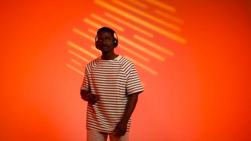 有关orange_background, 听音乐, 微笑的免费素材视频
