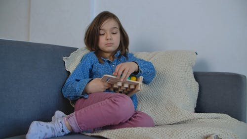 有关咖啡色头发的女人, 坐, 女孩的免费素材视频