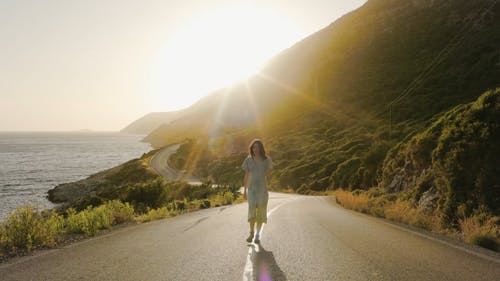 有关优美的风景, 太阳光线, 女人的免费素材视频