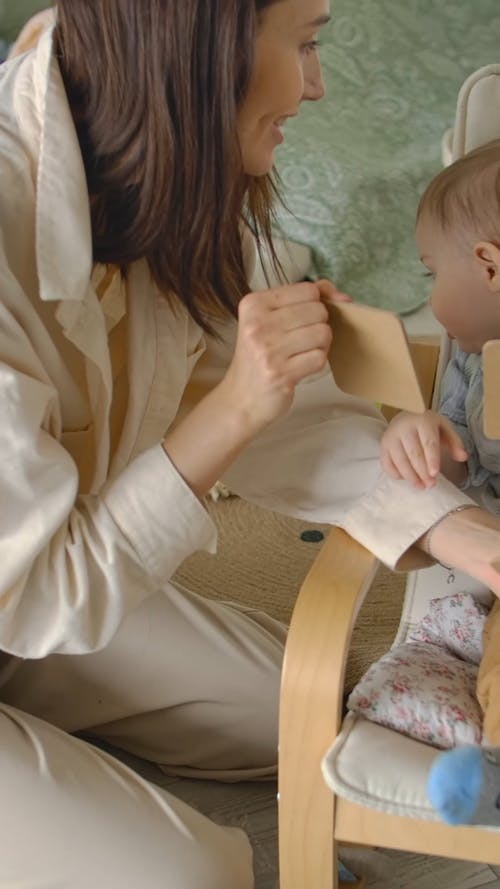 有关坐, 垂直视频, 女人的免费素材视频