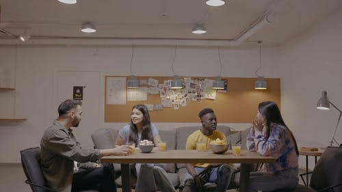 有关在家, 坐, 多样化的免费素材视频