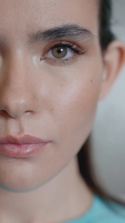 有关半张脸, 垂直视频, 女人的免费素材视频