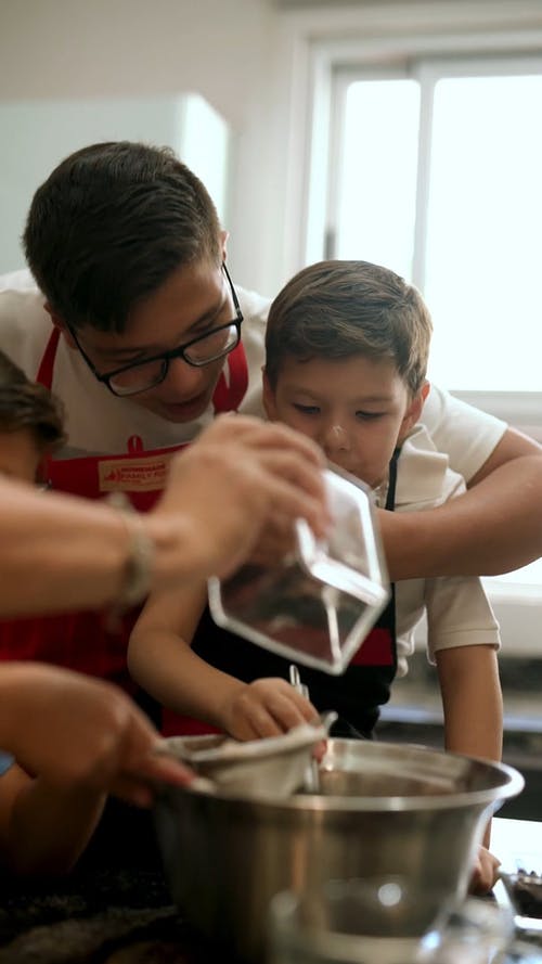 有关垂直视频, 家人, 厨房的免费素材视频