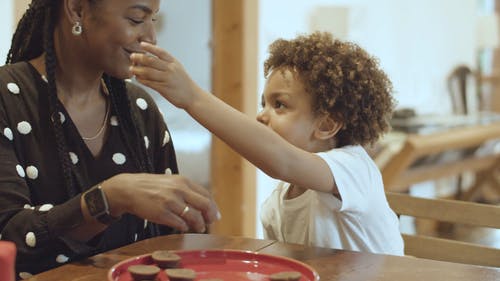 有关儿童, 吃, 在家的免费素材视频