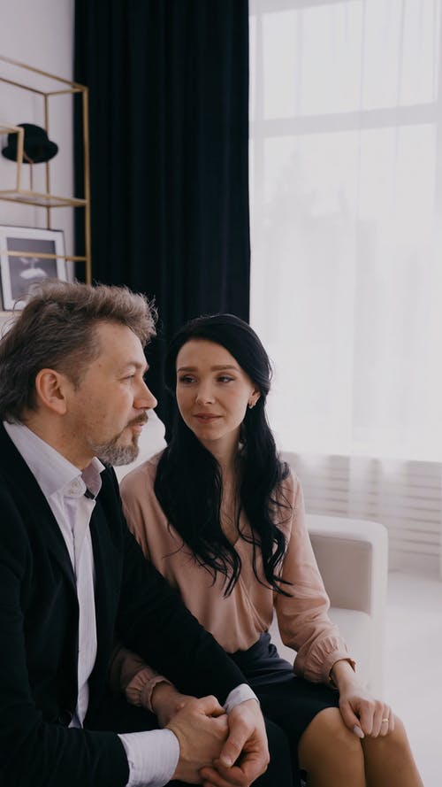 有关一对, 人, 坐的免费素材视频