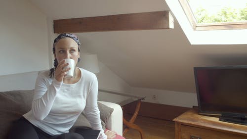 有关坐, 女人, 室内的免费素材视频