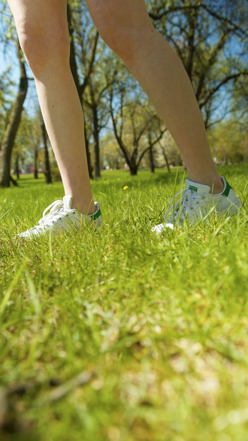 有关垂直视频, 腿, 草的免费素材视频