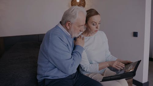 有关哀思, 回忆, 坐的免费素材视频