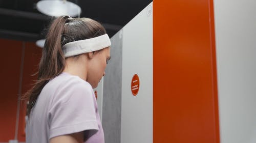 有关女人, 更衣室, 毛巾的免费素材视频