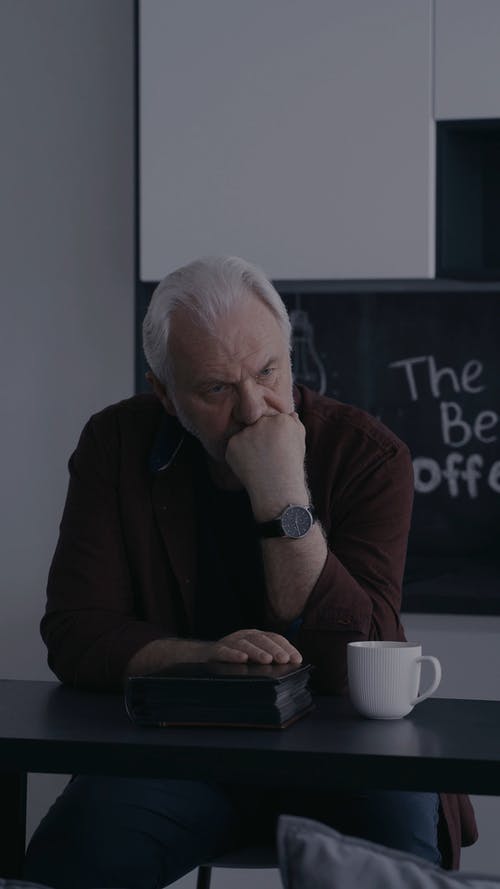 有关人, 哀思, 垂直视频的免费素材视频