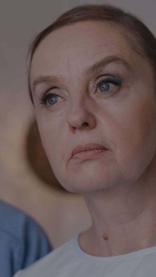 有关严肃, 垂直视频, 女人的免费素材视频