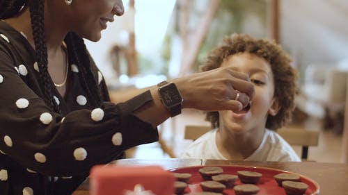 有关儿童, 吃, 在家的免费素材视频