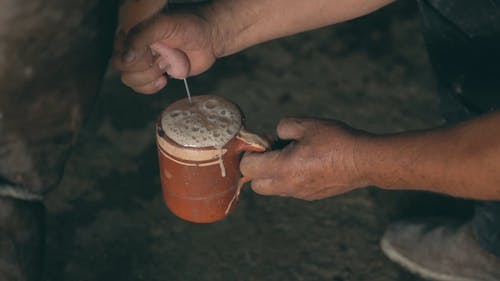 有关手, 持械抢劫, 挤奶的免费素材视频