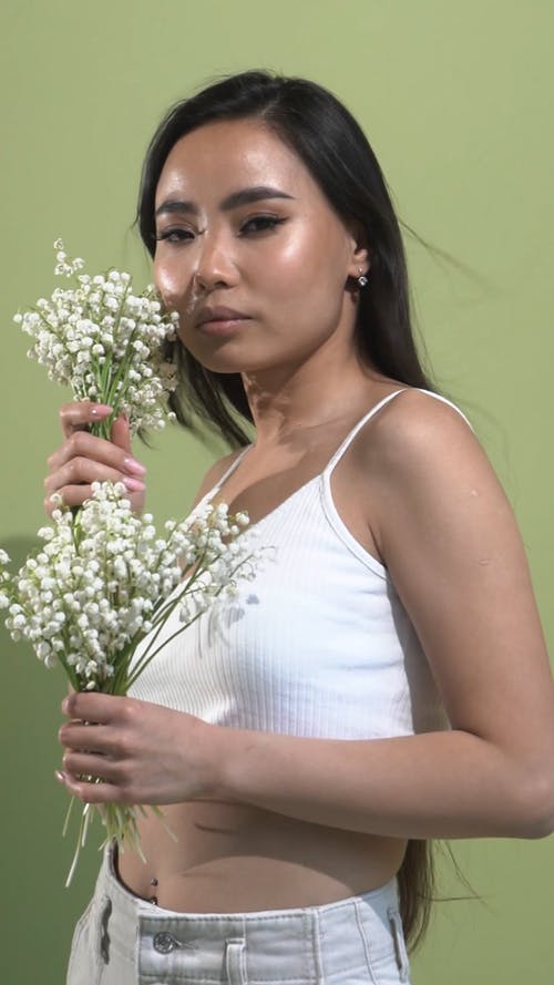 有关垂直视频, 女人, 工作室拍摄的免费素材视频