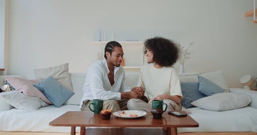 有关Throw Pillows, 一对, 中心表的免费素材视频