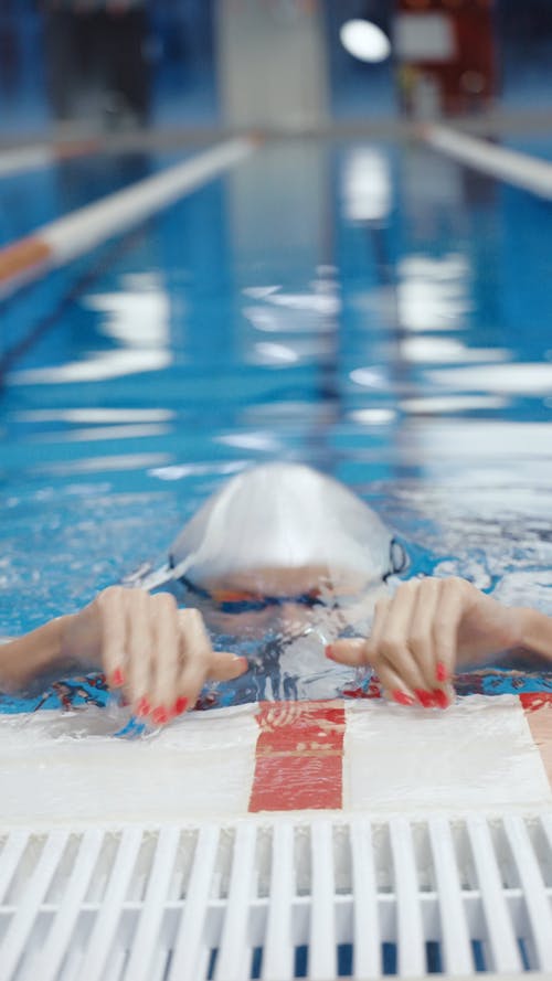 有关垂直视频, 女人, 室内游泳池的免费素材视频
