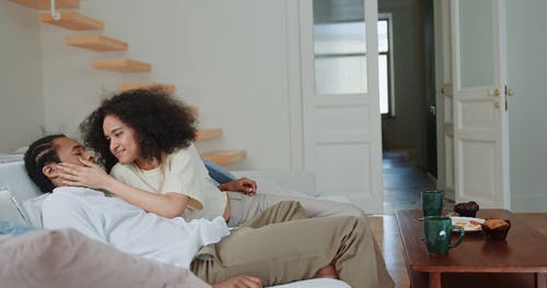 有关Throw Pillows, 坐, 婚姻问题的免费素材视频