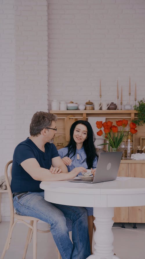 有关一对, 人, 坐的免费素材视频