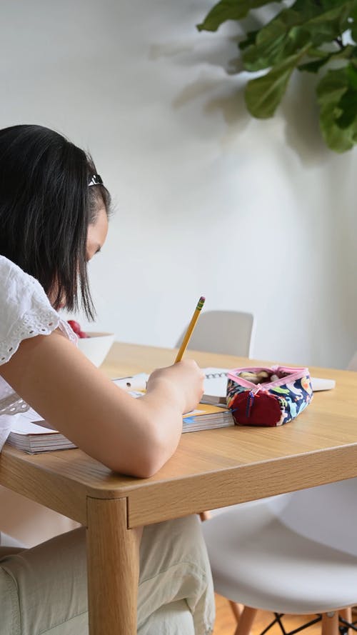 有关坐, 垂直视频, 女孩的免费素材视频