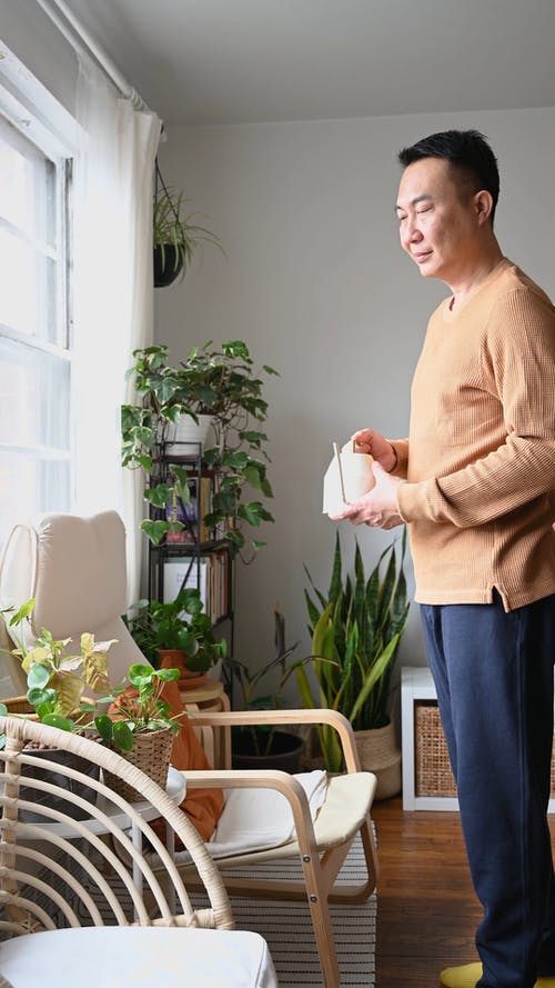 有关中年, 人, 喷壶的免费素材视频