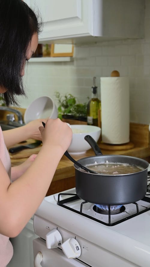 有关垂直视频, 女孩, 室内的免费素材视频