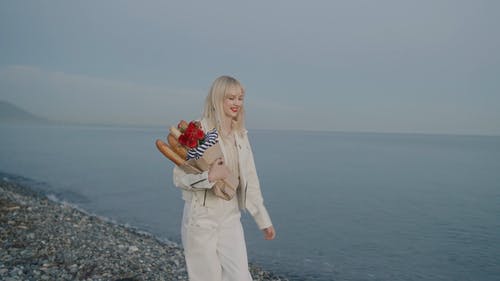 有关大衣, 女人, 岩石的的免费素材视频