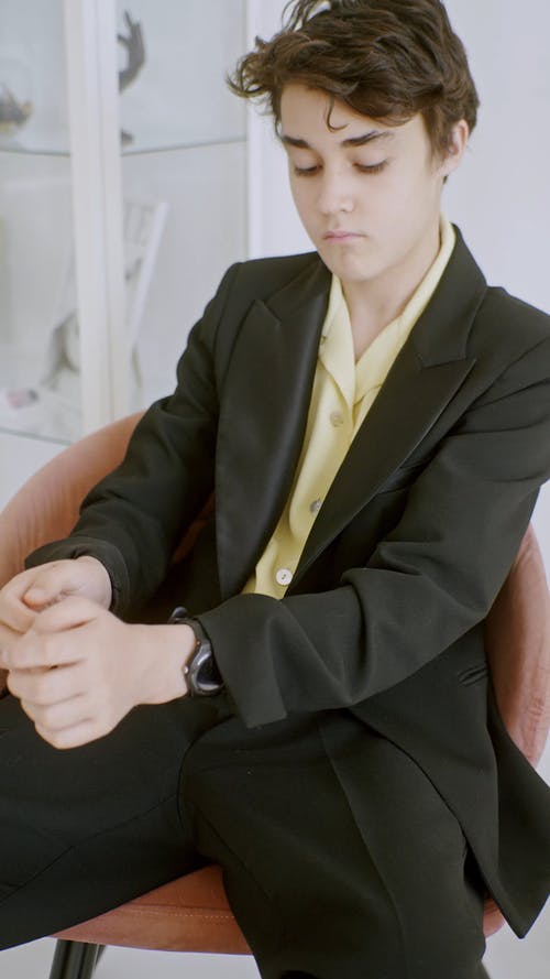 有关严肃, 坐, 垂直视频的免费素材视频