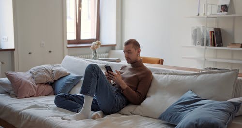 有关一对, 在家, 坐的免费素材视频