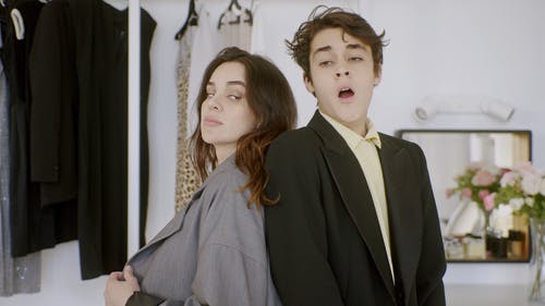 有关倚, 大衣, 年轻的免费素材视频