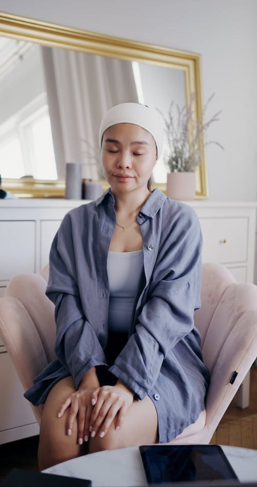 有关＃室内, 休闲, 坐的免费素材视频