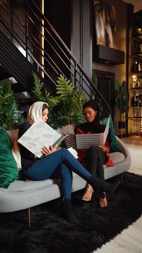 有关地毯, 坐, 垂直视频的免费素材视频