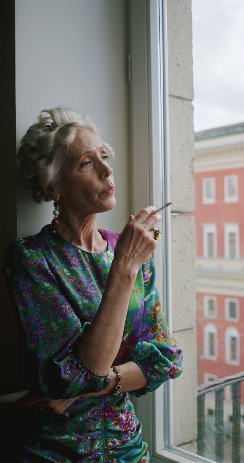 有关优雅, 哀思, 垂直视频的免费素材视频