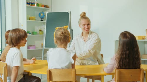 有关一起, 同学, 女性的免费素材视频