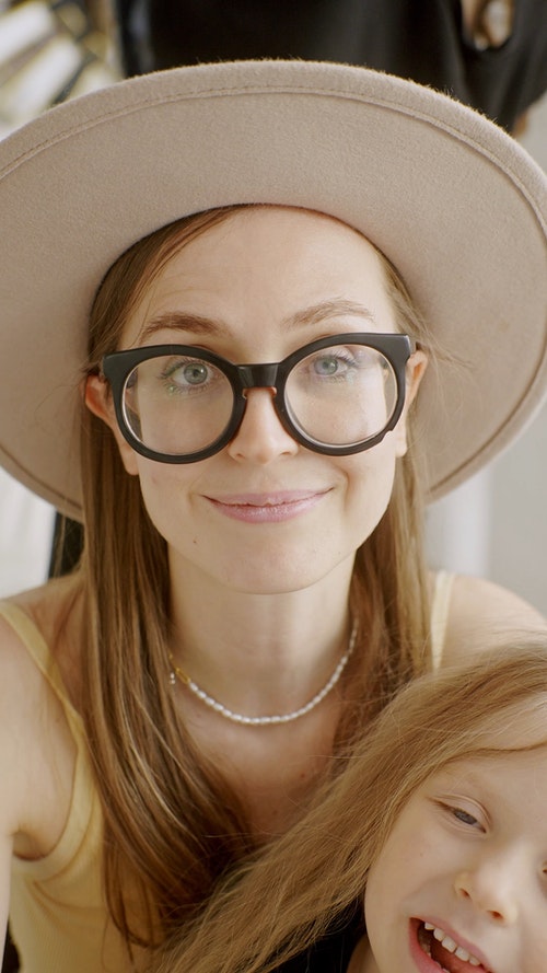 有关垂直视频,女人,女儿的免费素材视频