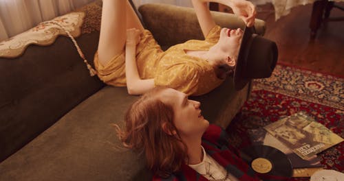 有关一对, 人, 在地上的免费素材视频