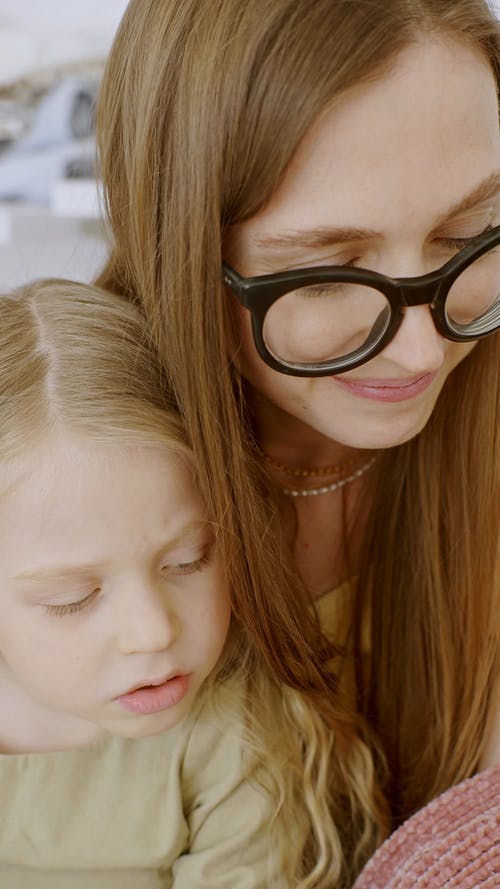 有关在家, 垂直视频, 女人的免费素材视频