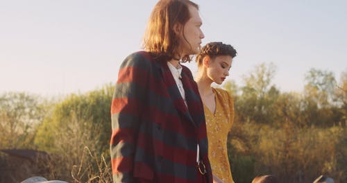 有关一对, 休闲, 侧身看的免费素材视频