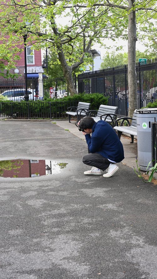 有关人, 坐, 垂直视频的免费素材视频