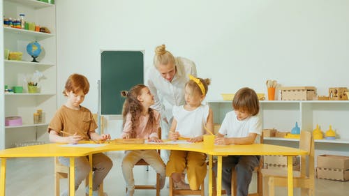 有关坐, 女人, 女孩的免费素材视频